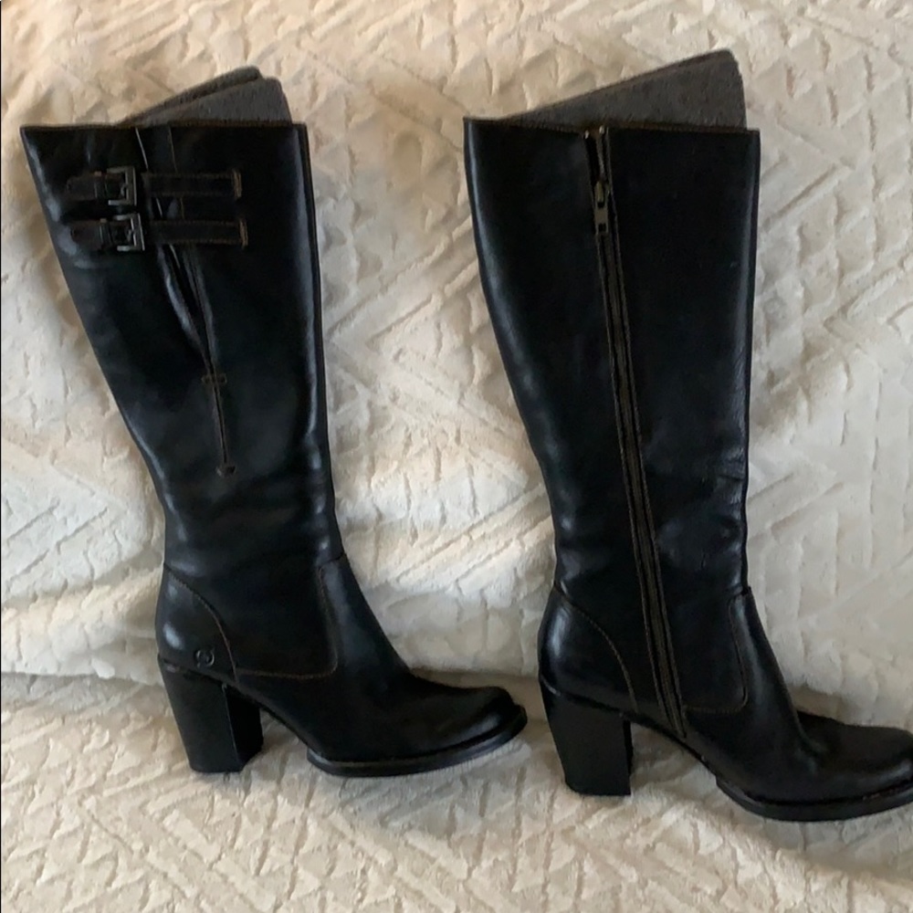 Bought and never wore!! Black leather Born boots. Never been worn!